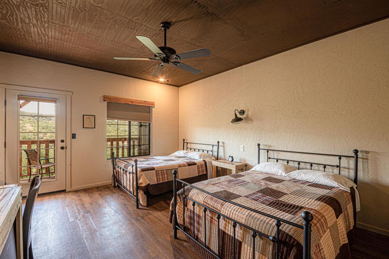 -Pet Friendly- Miners Cabin #5 -Two Double Beds - Private Balcony Тумбстоун Екстериор снимка
