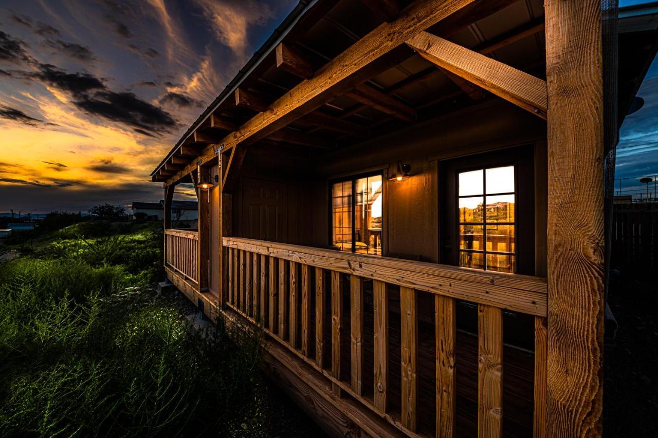 -Pet Friendly- Miners Cabin #5 -Two Double Beds - Private Balcony Тумбстоун Екстериор снимка