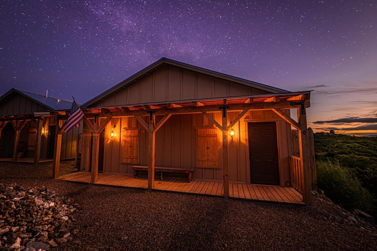 -Pet Friendly- Miners Cabin #5 -Two Double Beds - Private Balcony Тумбстоун Екстериор снимка