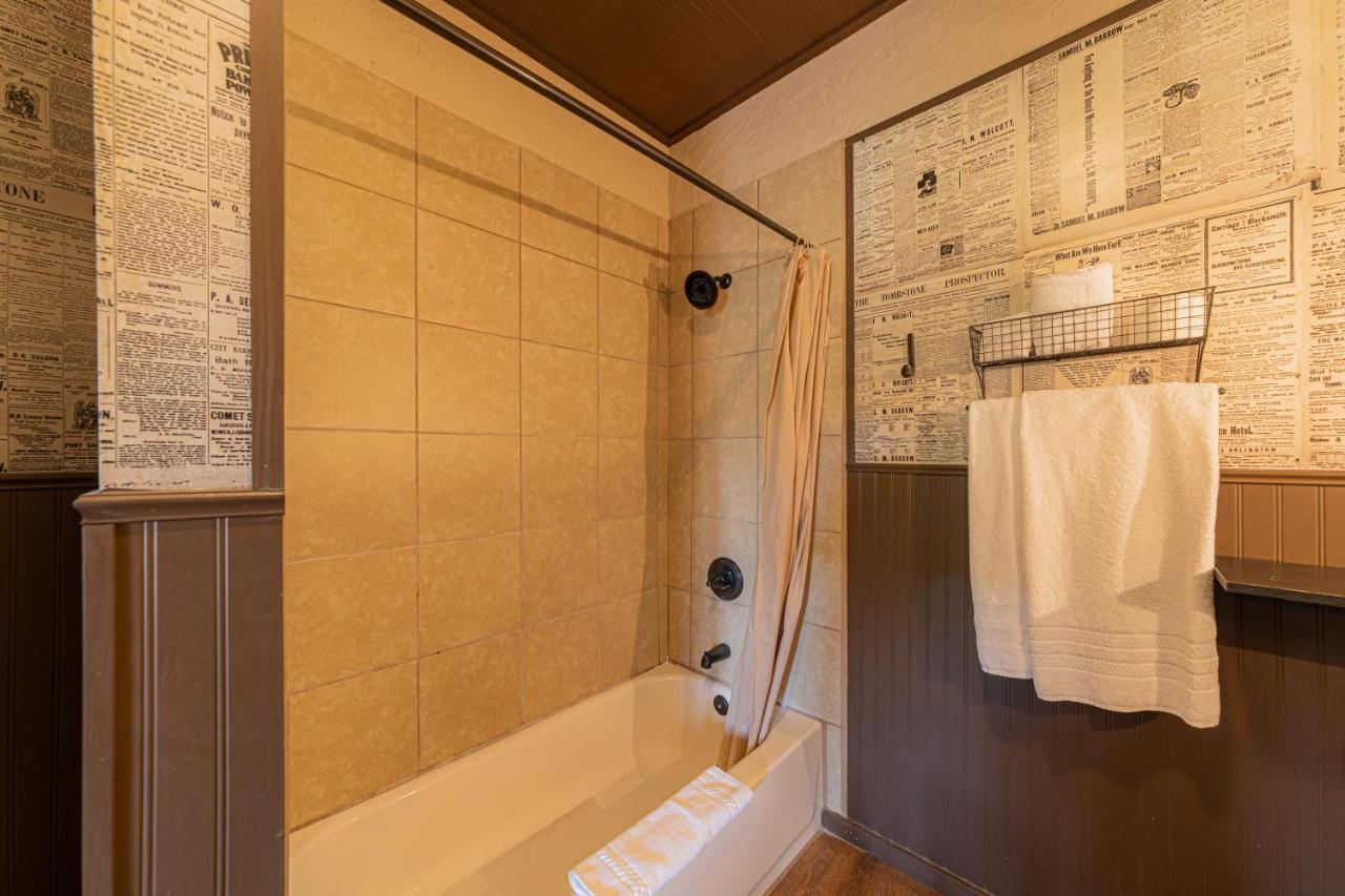 -Pet Friendly- Miners Cabin #5 -Two Double Beds - Private Balcony Тумбстоун Екстериор снимка